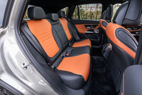 後席の背もたれは40：20：40の分割可倒式。荷室のスイッチを用いて背もたれをワンタッチで倒すこともができる。オプションの「AMGラインパッケージ」を選択すると、前席だけでなく後席にもシートヒーターが装備される。