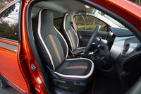 シートは合皮とファブリックのコンビタイプ。ホワイトとオレンジのアクセントを取り入れることで、インテリアとの一体感を演出している。