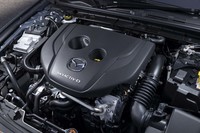 「マツダ3」に搭載されている1.8リッターディーゼルエンジン。そのメカニカルノイズはよく抑えられており、「アドバンdB V552」によるロードノイズの小ささも一段と意識される。