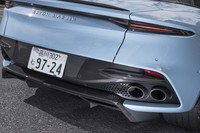 リアに備わるダブルディフューザーはライセンスプレートよりも後方までせり出している。