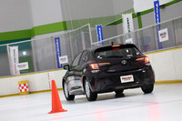 従来型の「ギズ2」と同じ「吸着クルミゴム」と「NEO吸水カーボニックセル」を用いたコンパウンドに、「持続性密着ゲル」の進化版となる「持続性高密着ゲル」と、路面の凹凸に密着するように吸い付く「サステナグリップポリマー」を新たに配合。温度変化によるゴムの硬さの変化を抑えながら、ロングライフ性能を確保したという。