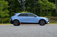 ホイールのGセンサーと6軸のジャイロセンサーでセンシングする電子制御式可変ダンパーを装備。ボディー剛性がアップしていることとも相まって乗り心地は良好に感じられた。