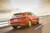 「アウディe-tron 50クワトロ」の航続可能距離は、WLTCモードで316km。“8割充電”で使用する際の現実的な値は200km弱というのが実感だ。