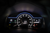 
	インテリアデザインは、標準モデルと大きくは変わらない。スピードメーターとエアコンスイッチの上に「nismo」のロゴがあしらわれている。
	