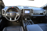 インテリアでは、各所に施された「RAPTOR」のロゴや、赤いセンターマークが入ったステアリングホイールなどが目を引く。