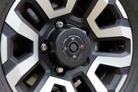 フロントにはデュアルモードオートマチックロッキングハブを装備。「AUTO」の状態では、4WD選択時に自動で駆動軸とホイールハブを締結し、2WDに戻すと解除してくれる。「ROCK」にすると走行中も「2H」と「4H」の切り替えが可能となるが、駆動軸とハブが常時締結状態となるので、2WD走行時の燃費が悪化する。タイヤ交換時に用いる、六角レンチで操作する。