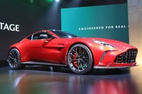 こちらは先日大幅改良を受けた「アストンマーティン・ヴァンテージ」。「DB11」より、さらにフェンダーの肉がそぎ落とされている。