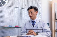 Motoren Saitamaさいたま東の平賀氏は「正規ディーラーでタイヤをご購入いただくと、1年間のメーカー補償サービスが付きます。交換費用をメーカーとして10万円まで補償するサービスです」と、正規ディーラーで行うタイヤ交換のメリットを紹介。