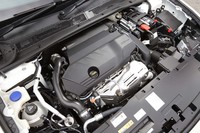 フロントに横置きされる1.6リッター直4直噴ターボエンジンは最高出力180ps、最大トルク250Nmというスペック。特に最大トルクは1650rpmという低回転で発生する。