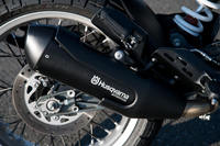 「Husqvarna」のロゴが描かれた黒いマフラー。王冠をかぶったようなユニークなロゴは、ライフルの銃口と照星をモチーフにしたものだ。