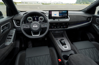 「e-POWER」搭載車は最上級グレードのため、ダッシュボードやドアパネルには起毛加工した素材が使われる。センターコンソールにはウッド調パネルが貼られるなど、なかなかの質感を誇る。国内ラインナップに加えてほしいくらいだ。