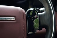 ステアリングスイッチはエンジンオフで表示が消える仕掛け。