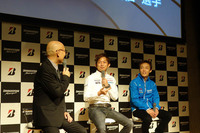 写真左から、トークショーのMCを務めたピストン西沢氏、平手晃平選手、安田裕信選手。ブリヂストンのタイヤ開発チームとはコミュニケーションが取りやすく、開発のスピードが速いという点で両選手とも意見が合った。