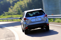 リアまわりでは、C字形のリアコンビランプが従来モデルとの大きな違いとなっている。