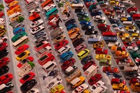 ずらりと並んだトミカ。販売台数の上位を占めるのは、消防車やパトカー、ブルドーザーといった“働くクルマ”だそうだ。