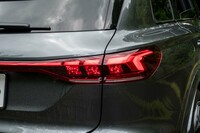 6枚のOLEDパネルを備え、8種類の光のパターンを楽しめる「デジタルOLEDリアライト」。「ラグジュアリーパッケージ」などのセットオプションに含まれている。