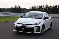 プラグインハイブリッド車の「プリウスPHV」にも“GRスポーツ”バージョンが設定される。