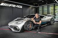 「メルセデスAMG ONE」と開発に関与しているメルセデスAMGチームのF1ドライバー、バルテリ・ボッタス。