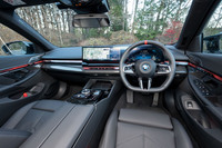 スイッチ類をアンビエントライトのバーと一体化し、エアコンのルーバーをそのバーの上下に隠したため、ダッシュボードは非常にすっきりとしている。Dシェイプのステアリングホイールも新しい。