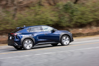 「ソルテラ」の車両重量は「ET-HS」で2030kg、メーカーオプションを装備した試乗車では2050kgとかなりの重量級だが、2モーターの4WDは上り坂でもコーナーの立ち上がりでも、それをものともしない力強さを見せる。