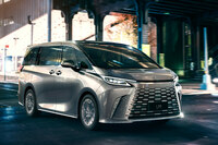 パワフルな「デュアルブーストハイブリッド」の設定について関係者に聞いたところ、「『レクサスLM』との兼ね合いもあるので、今のところは考えていない」とのことだった。うーん、残念。