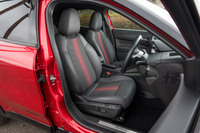 「プレミアム」のシート表皮はファブリックと合皮のコンビタイプで、運転席にはランバーサポートと6wayの電動調整機構が装備される。