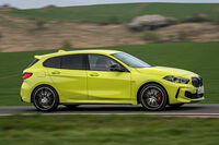 0-100km/h加速が4.8秒、最高時速が250km/hという動力性能は変わらないが、全体的に見て、その走りは明らかに魅力のあるものになっていた。