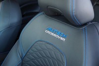 ブルーのステッチが特徴的なシート。前席の背もたれ部分に車名のロゴ刺しゅうが施されている。