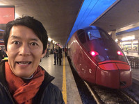 イタリア半島を縦断する高速鉄道「トレノ・アルタヴェロチタ」の「イタロ」号と筆者。フィレンツェにて。