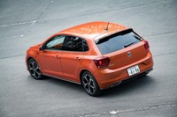 専用のルーフスポイラーとバンパー、2本出しのマフラーなどは「Rライン」専用。スポーティーさをアップさせるだけでなく、エアロダイナミクスを高める効果もあるという。