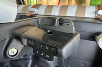 「R」「N」「D」の3つに集約されたセレクターボタン。上にはスマートフォンのフォルダーが。「トポリーノ」専用のアプリケーションもすでに用意されている。