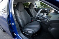 テップレザーに、ザラッとした風合いのファブリックを組み合わせたスポーツシート。座面の当たりは少々硬め。