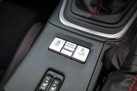 「スポーツ」モードのボタンはシフトセレクターの後方にある。基本的には6段AT車と同じスイッチで、MT車には「スノー」モードがない。