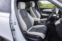 シートはプライムスムース（合成皮革）とファブリックのコンビタイプ。後席には座面チップアップ機能が備わり、高さのある荷物も積み込める。