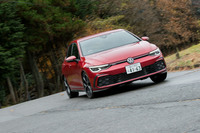 足まわりでは、フロントにアルミのサブフレームを用いることで3kgの軽量化を実現。スプリングレートは前が5％、後ろが15％、先代の「GTI」より高められている。