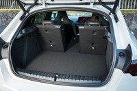 荷室の容量は380～1200リッター。側面にはコンビニフックが備わっている。