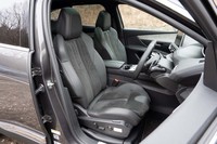 今回の試乗車は2リッターディーゼルモデルの上級グレード「GT BlueHDi」。シートにはアルカンターラとテップレザーのコンビ表皮がおごられる。