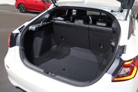 大きな開口部を持つ荷室は、5人乗車時で容量452リッター（「LX」の場合。「EX」は446リッター）。後席の背もたれを倒すことでキャパシティーを拡大できる。