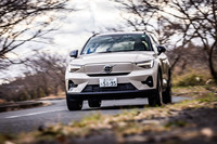 郊外のワインディングロードを行く「EX40ウルトラ ツインモーター」。アクセルペダルを穏やかに操作するぶんには実にジェントルで、それでいて、余裕たっぷりのトルクを発生するのがなんとも頼もしい。