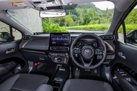 フロントピラーを4％スリム化し、ドアミラー位置の最適化や三角窓面積の拡大などによって視認性を向上させたという新型「アクア」のコックピット。「Z」グレードでは、10.5インチのディスプレイオーディオが標準装備となる。