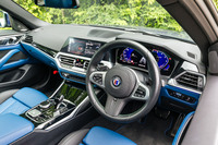 まだカーブドディスプレイが採用されておらず、BMWとしては1世代前のダッシュボードとなる。ただし、惜しみなく貼られたリアルレザーやラヴァリナレザー巻きのステアリングホイールなど、それがまるで気にならないほど上質な仕立てだ。