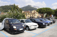 写真手前から「大宇マティス」に「シトロエンAX」、さらに「フォルクスワーゲン・ゴルフ」……。