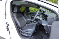 電動調整機構やヒーターが標準で組み込まれる「リーフB7 G」のフロントシート。内装色は「ブラック」（写真）と「ホワイト／ブルーパール」の2種類から選択できる。