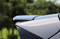 ルーフ後端に備わる「アダプティブルーフスポイラー」。速度やドライブモードに応じて20～40mmの範囲で立ち上がってダウンフォースを発生させるだけでなく、超高速域からの急制動時には80mmにまで立ち上がり、エアブレーキとしても機能する。