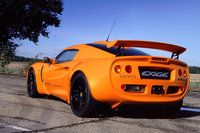 初代「エキシージ」は「エリーゼ」のハードコアモデルとして2000年に登場。よりパワフルなエンジンと、クローズドトップを特徴としていた。