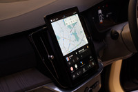 センターディスプレイは9インチから11.2インチに拡大。形状もタブレット型に。