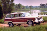 「ジープ・ワゴニア」。カイザー時代の1962年に登場し、親会社がAMC、ルノー、クライスラーへと変わっていくなかで1992年まで30年にわたって生き延びたモデル。限られた需要向けだったジープが、これほど広範囲に売れるブランドになろうとは、おそらく誰も思わなかったことだろう。