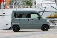「N-VAN e： L4」のサイドビュー。ボディーサイズは全長×全幅×全高＝3395×1475×1960mm、ホイールベースは2520mmとなる。L4の車重は1130kg。積載量は「G」「L2」が350kgで、L4と「FUN」が300kgとなる。