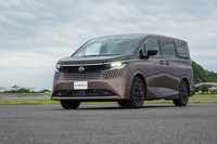 4代目となる新型「日産エルグランド」は2026年夏に発売予定。歴代モデルのデビューは初代が1997年で2代目が2002年、3代目が2010年。2代目まではFRベースのシャシーを採用していた。
