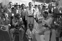 1928年7月15日にニュルブルクリンクで開かれたドイツグランプリの様子。フェルディナンド・ポルシェ（前列左）やルドルフ・カラチオラ（後列右から3番目）、アルフレッド・ノイバウアー（後列右）らが写っている。